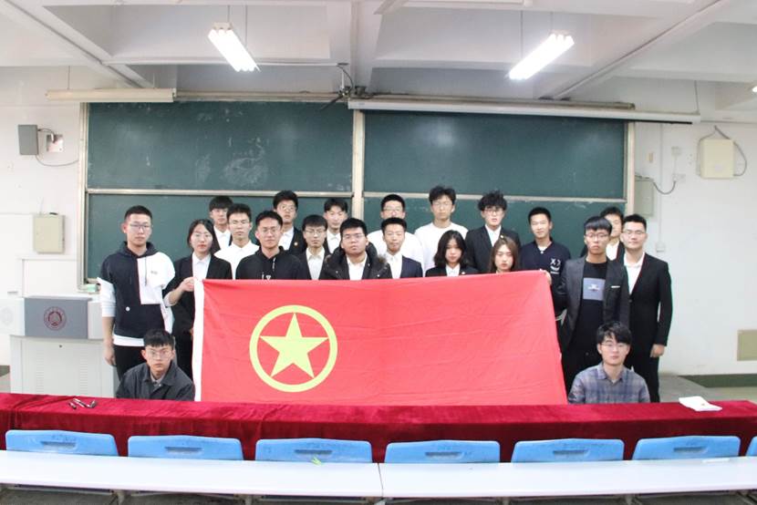 人们在看台上低可信度描述已自动生成